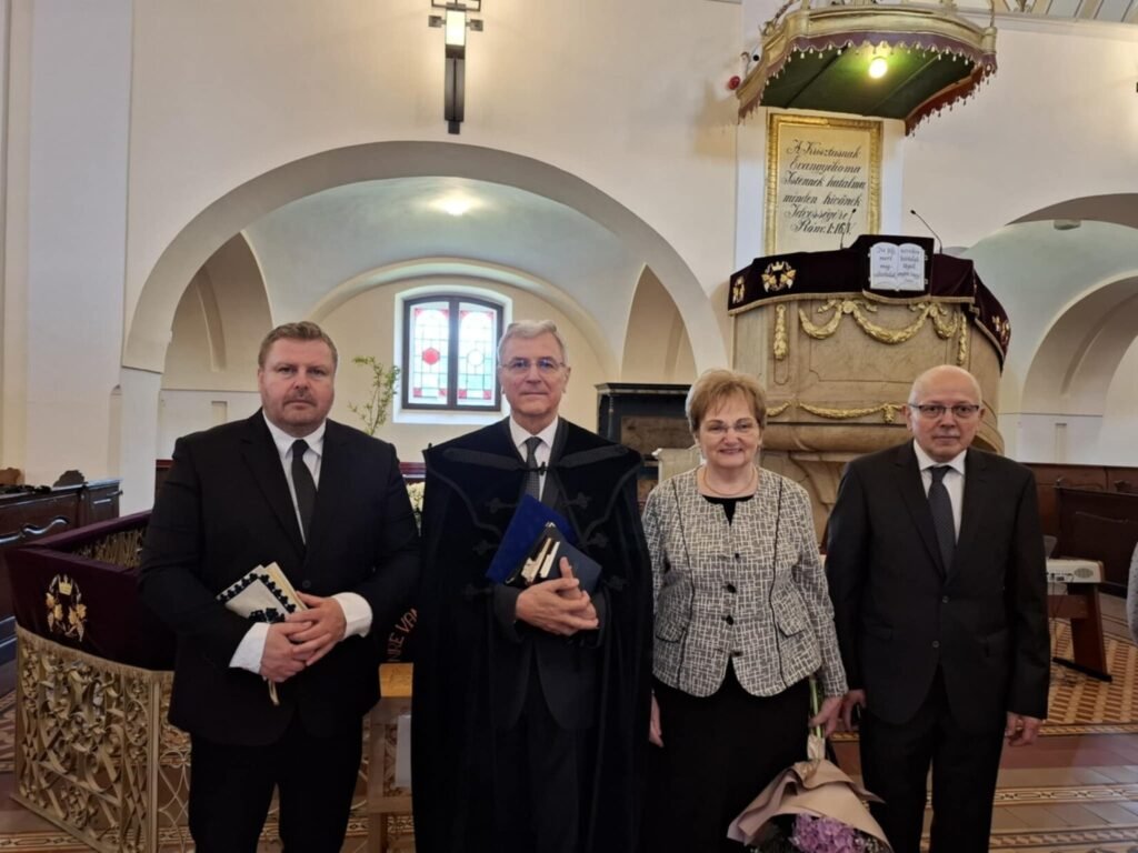 Barna Sándor püspök_a lelkészházaspár_Dr_Mátyás_Péter_főgondnok