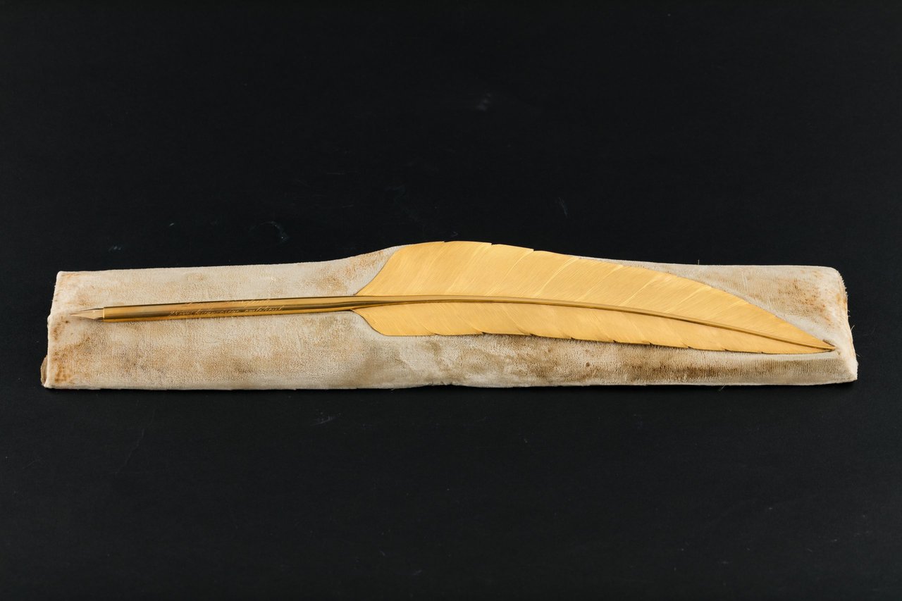 Lévay-József-lúdtoll-alakú-aranytolla-szárán-„Borsod-vármegye-közönsége-Lévay-Józsefnek-25-éves-főjegyzősége-emlékéül-1890-október-10.”-felirat.-Fotó-Mészáros-Viktória-scaled